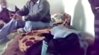 그녀는 침대에 의해 구멍을 통해 그 남자의 포로노 무료 거시기를 빨고 좆됩니다.