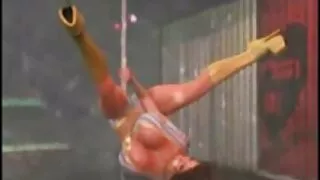 작은 가슴을 흑인 포르노 가진 마른 섹스 노예는 항문을 용납합니다.