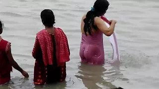 니콜 세이지는 할아버지 포르노 그녀의 계부가 그녀의 팬티를 킁킁 거리며 섹스를 제안하면서 불타 버렸다.