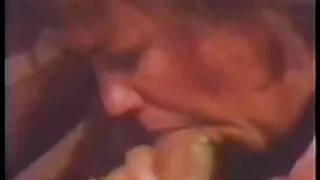 그들은 쓰레기통에 자신의 좁은 슬릿을 털 많은 보지 스트레칭 검은 피칭을했다.