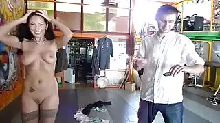 그는 회색 머리 흑인에게 도우미 포르노 입으로 준다.