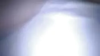 그는 성인 섹스 비디오 의자에 오줌을 싸고 자신을 잤어요.