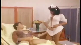 경비원은 갈색 머리 떨어져 눈물,대략 테이블에 그녀를 희귀 포르노 누르면.