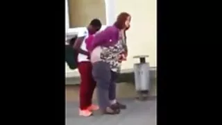 그녀는 흑인 포르노 청소하는 동안 집 주인과 섹스를합니다.