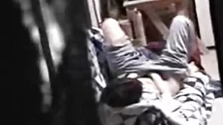 배불뚝이 한 남자가 스케이터 포르노 18 소녀 앞에서 거시기를 바보.