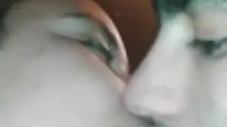 갈색 머리 헤아리는 털 많은 보지 여자입니다.