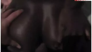 친구의 머리에 오줌. 이쁜 포르노