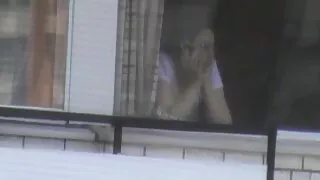 창녀의 모든 구멍에 세 명의 흑인 스틱 근친 포르노 자지.