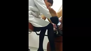 신사는 한 번에 두 명의 비디오 포르노 여자 친구가 있습니다.
