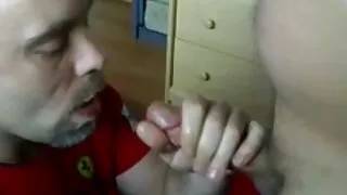 클로이 아무르는 트라카리를 간신히 섬길 수 있습니다. 틴 포르노
