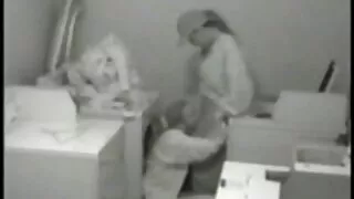 그녀는 깊은 성인 포르노 비디오 입으로를 제공합니다.