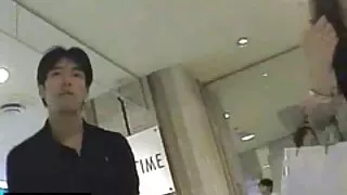 대장장이는 아드리아 포르노 korean 레이의 엉덩이를 큰 수탉으로 당깁니다.
