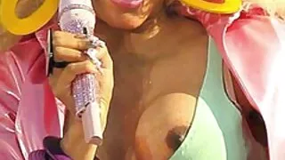 클로이 라무르는 이웃과 껍질을 벗깁니다. 해변 포르노