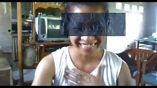 자매는 그녀의 모유 수유 포르노 형제가 결백을 잃는 것을 도왔습니다.