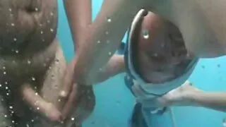 러시아는 그녀의 음부와 함께 놀고 싶어. 야외 포르노