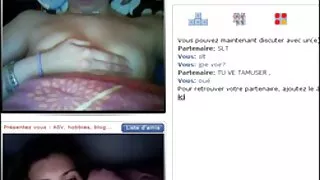 그녀는 소피 마르소 포르노 그녀의 엉덩이에 장난감을 삽입하여 자위합니다.