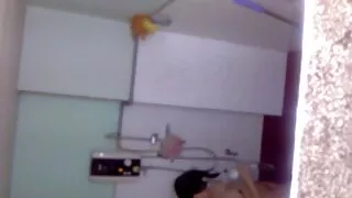 갈색 머리아에 가죽 소파식. 포르노 자막