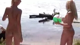 그들은 오두막을 청소하기로 흥분제 포르노 결정,하지만 입술을했다.