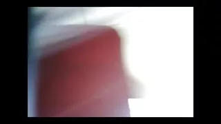 아름다운 소녀는 대부분의 성숙한 포르노 땀샘에 입으로 준다.