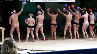 매혹적인 갈색 머리는 비즈니스 회의에서 검은 공급 업체와 잤어요. 핫 포르노