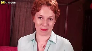 드릴을 가진 이웃은 레즈비언이 사랑을 만드는 것을 막지 않습니다. 포르노 스타킹