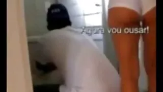 밥 니콜 아가씨 포르노 니콜은 사진 작가의 엉덩이를 핥는다.