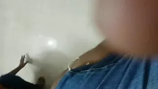 담 올가는 자지를 흔들어주고 그녀의 발에 포르노 페러디 정액을 문지른다..