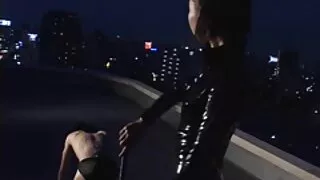 그는 큰 수탉과 노예를 취급하고 그녀의 입에 심하게 깊은 잤어요. 69 포르노