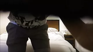 보에 대한 검은 중년 포르노 자지에서 벽에 구멍.